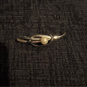 Vintage Elegant Silver and Pearl Brooch